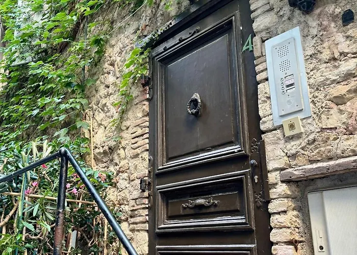 Old Town Rooftop Sea-view 1br With Terrace 昂蒂布